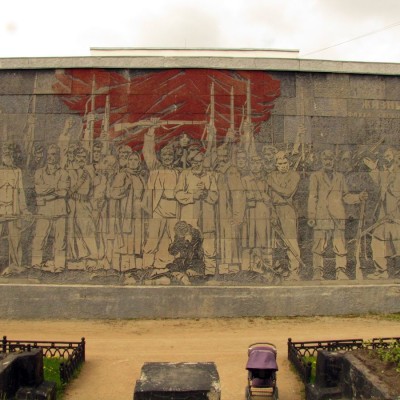 памятники в новосибирске панно в сквере героев революции