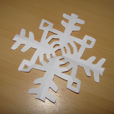 декорирование окон на новый год снежинка из бумаги