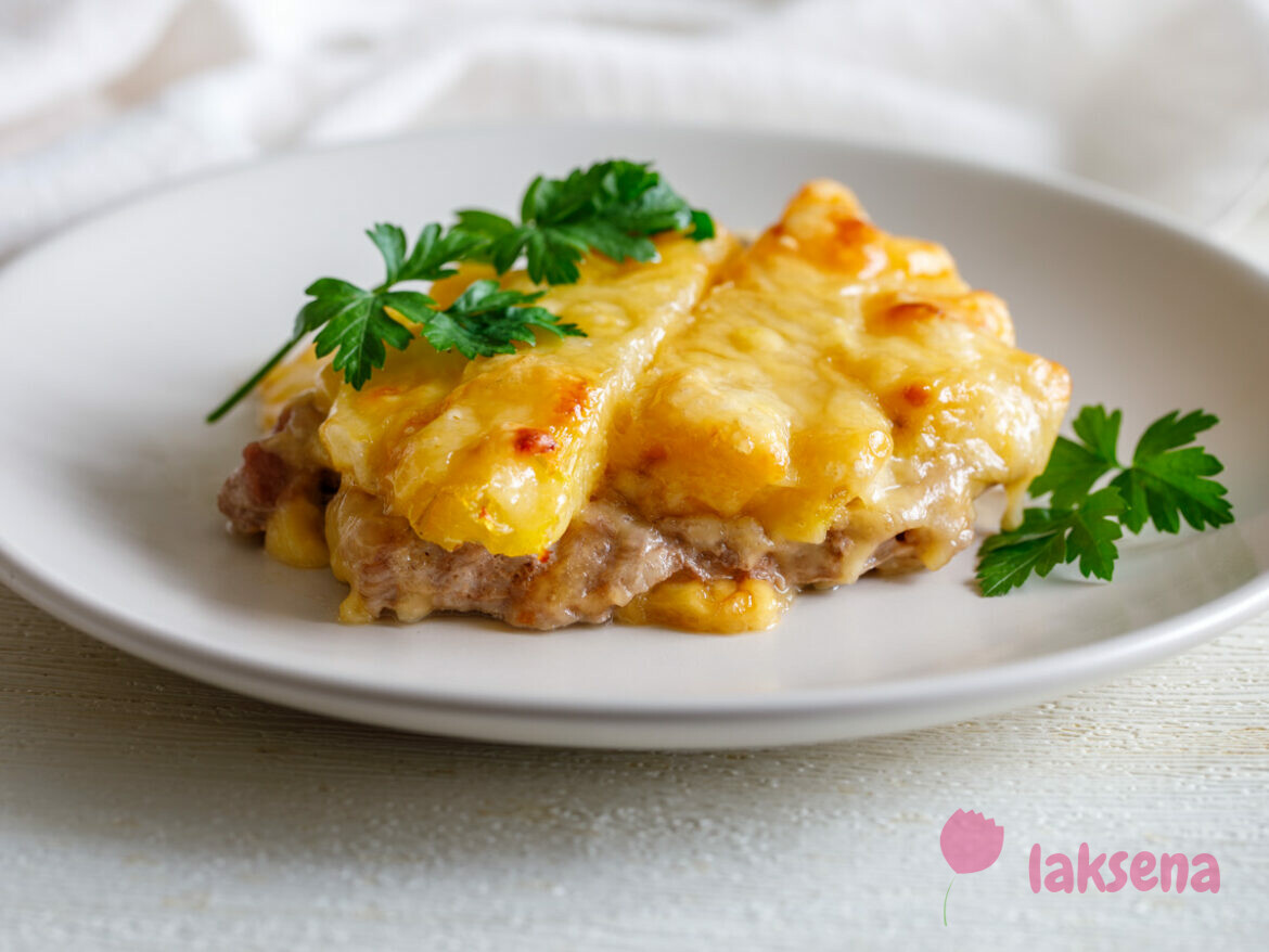 Свинина запеченная с ананасами и сыром