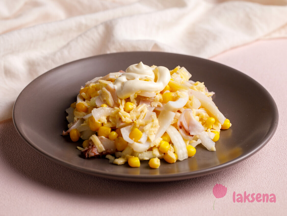 Салат с кальмарами сыром и кукурузой