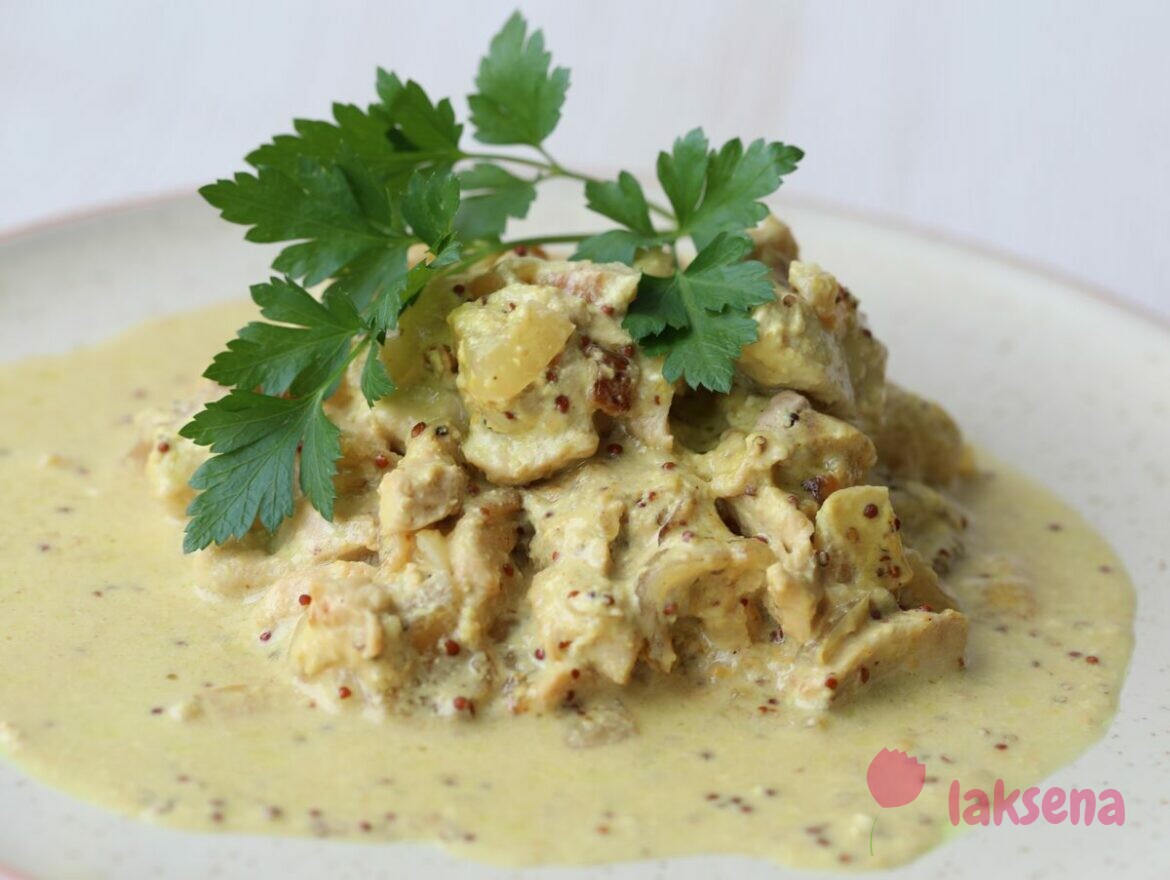 Тушеное куриное филе в горчично-сметанном соусе