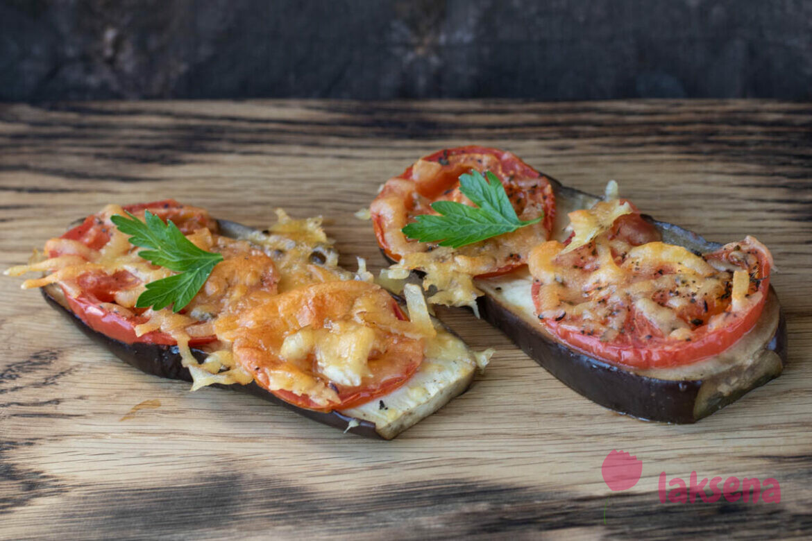 Баклажаны запеченные с помидорами и сыром
