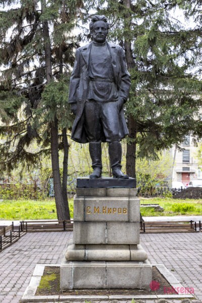 памятник кирову уличные скульптуры новосибирска на улице ленина