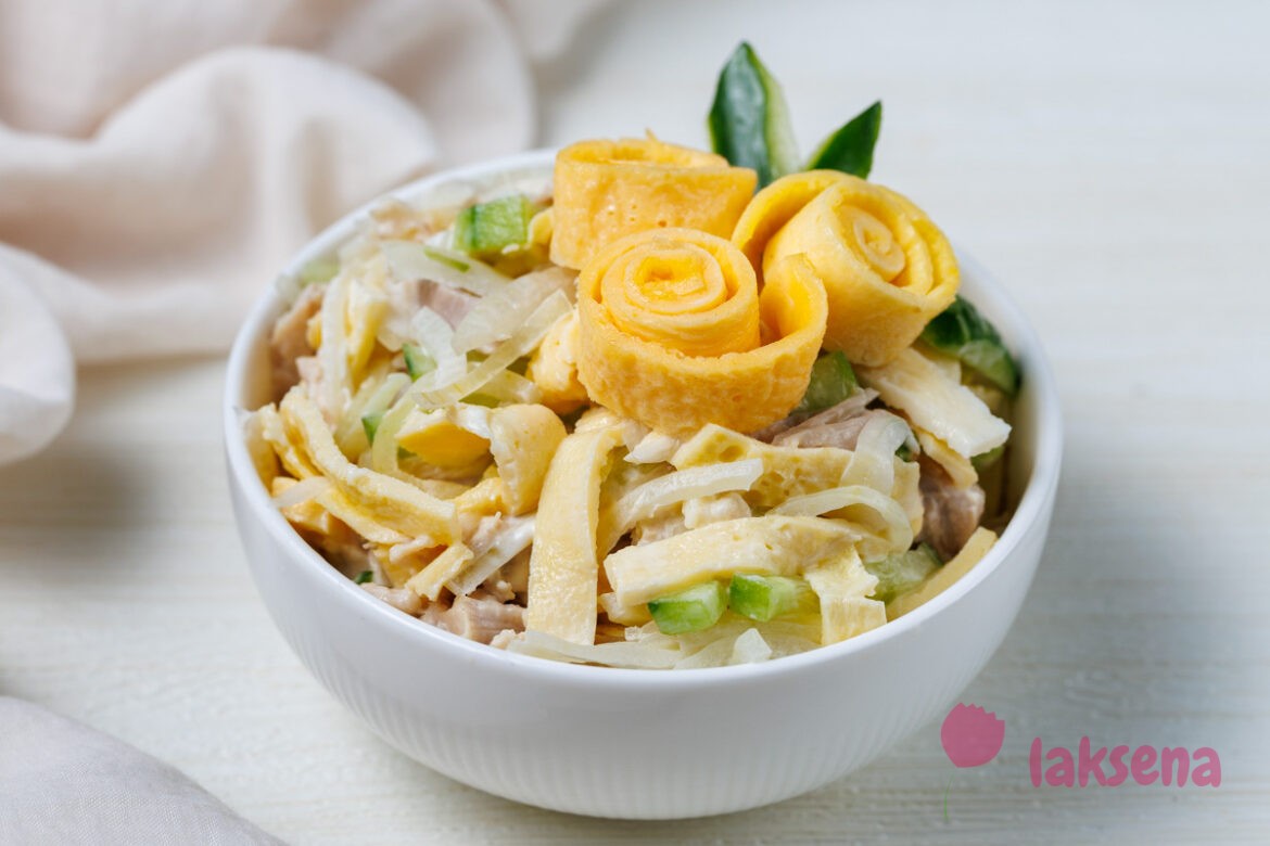 Нежный куриный салат с яичными блинчиками