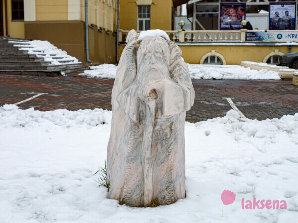 Уличные скульптуры Новосибирска на улице Ленина оборотень дед медведь каменные скульптуры новосибирска сибирский оборотень дед-медведь