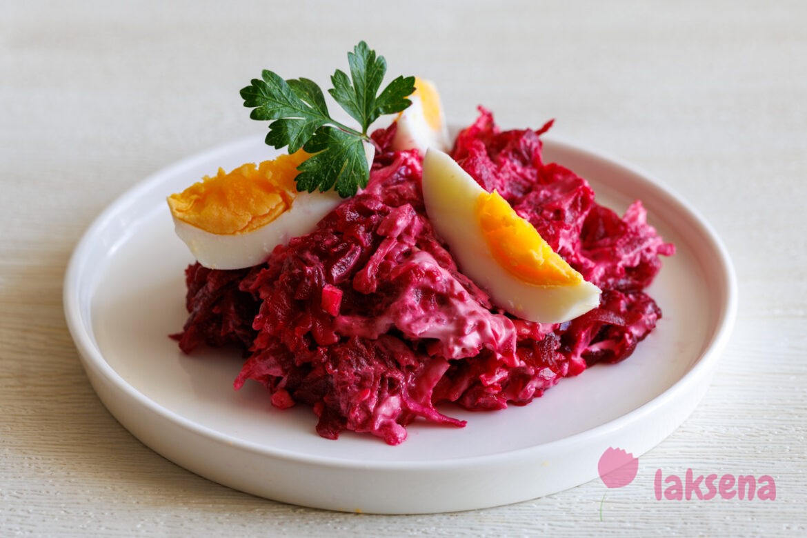 Салат из свеклы с сыром и яйцом