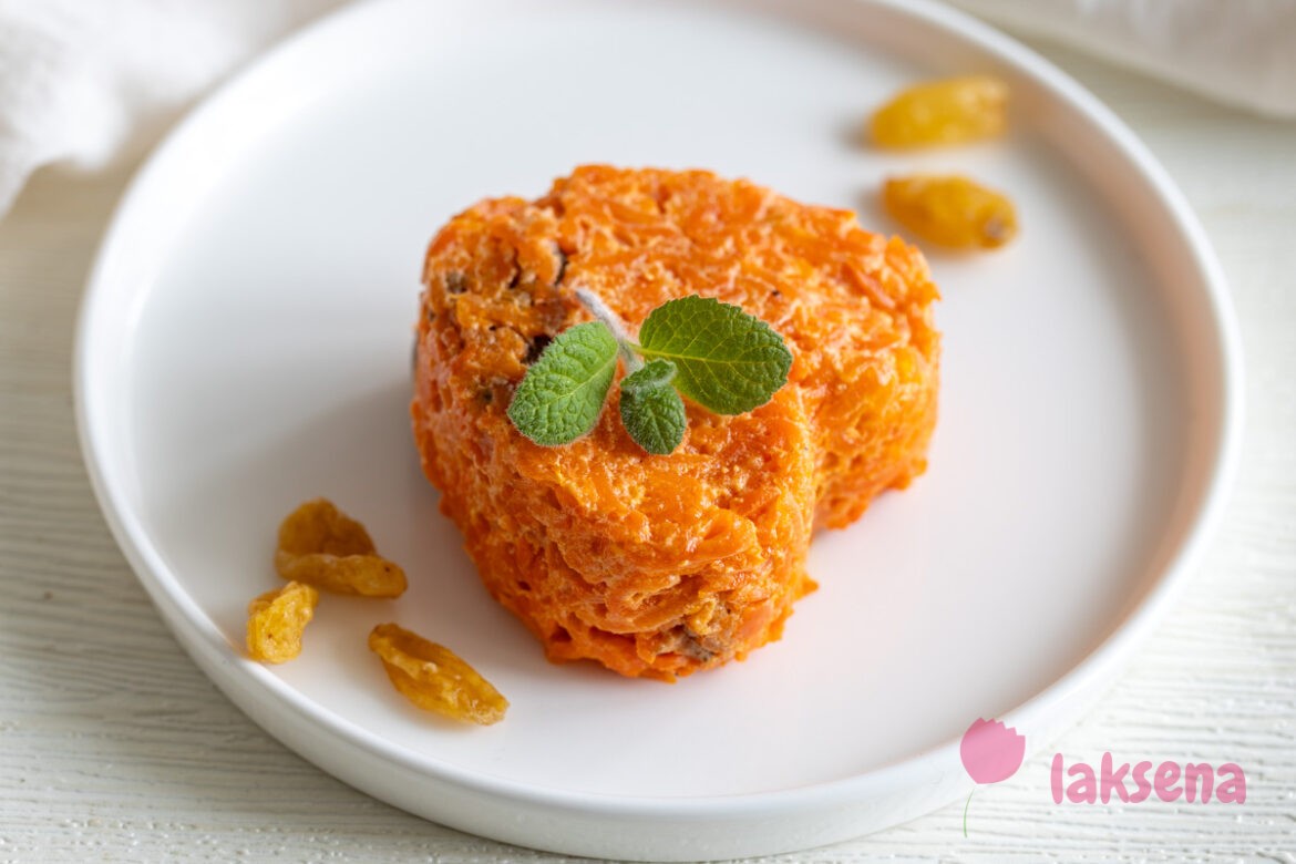 Морковная запеканка с сухофруктами