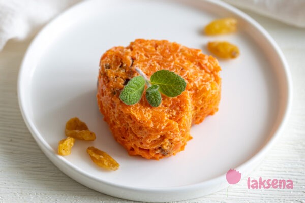 Морковная запеканка с сухофруктами