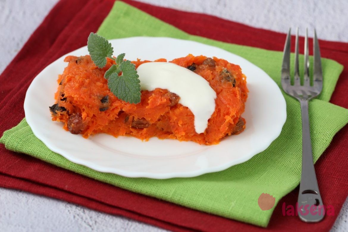 Морковная запеканка с сухофруктами