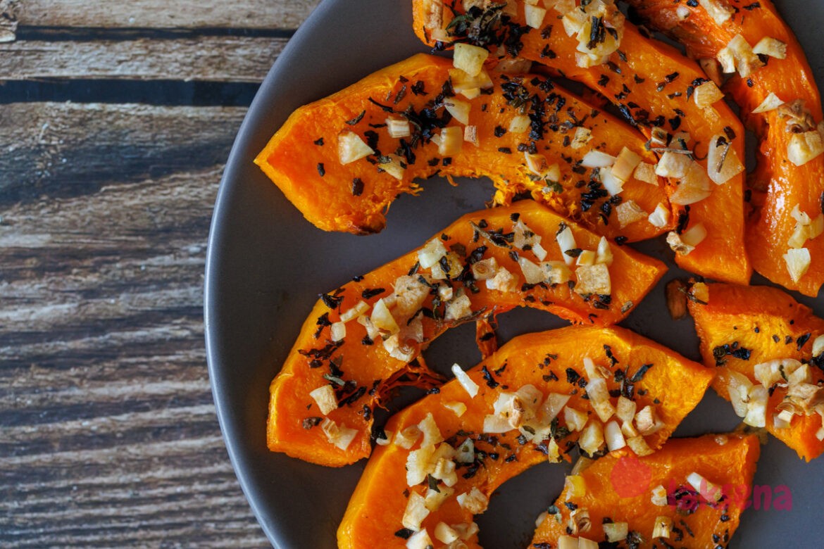 Тыква запеченная с чесноком и базиликом