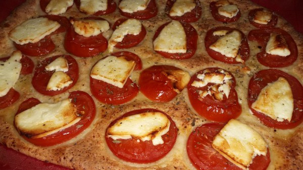 Пирог с козьим сыром и помидорами