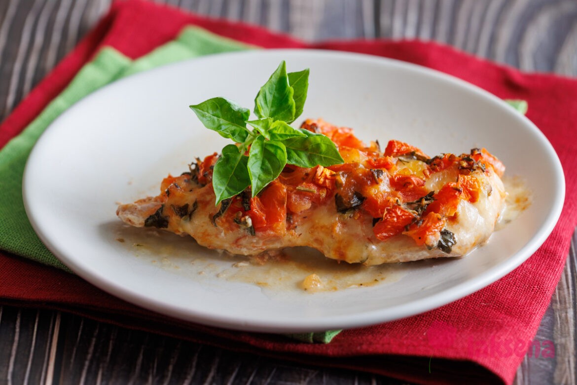 Куриное филе запеченное с моцареллой и помидорами