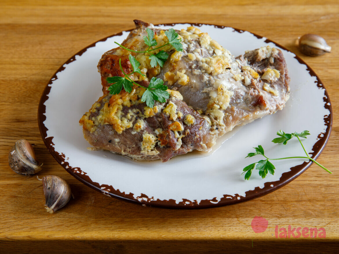 Свинина запеченная с чесноком