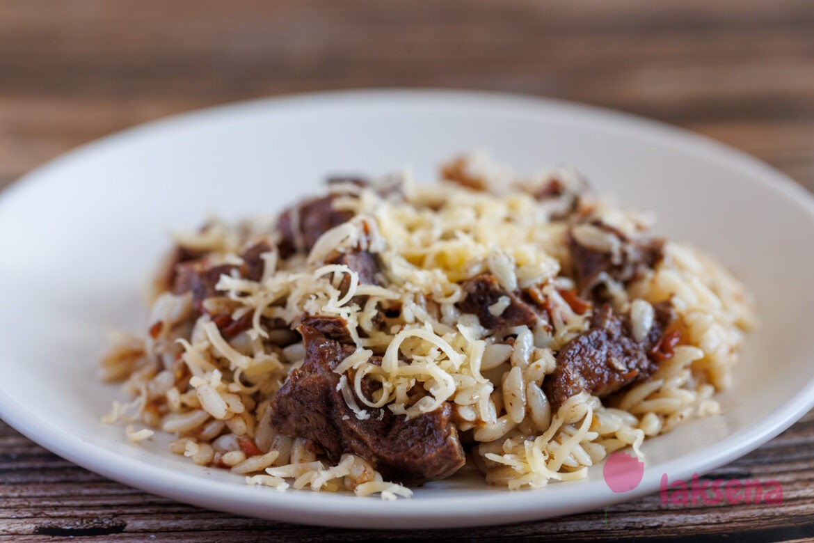 Юветци — тушеное мясо с пастой орзо