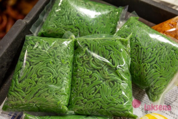 Kanom Lot chong - рисовая лапша с ароматом пандана