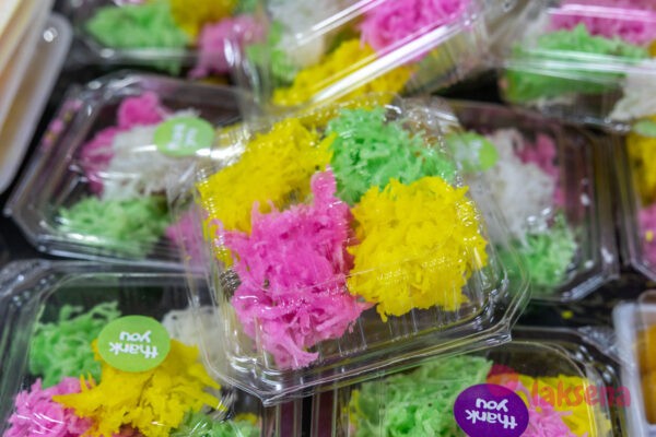 тайские десерты Khanom Maprao Gaew - шарики из кокосовой стружки.