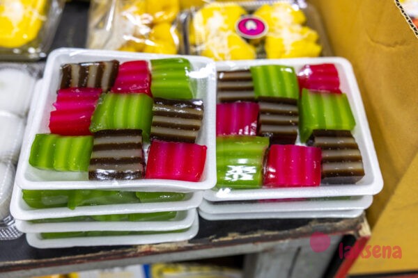 десерты тайской кухни Khanom Chan - многослойный десерт. Девятислойный десерт