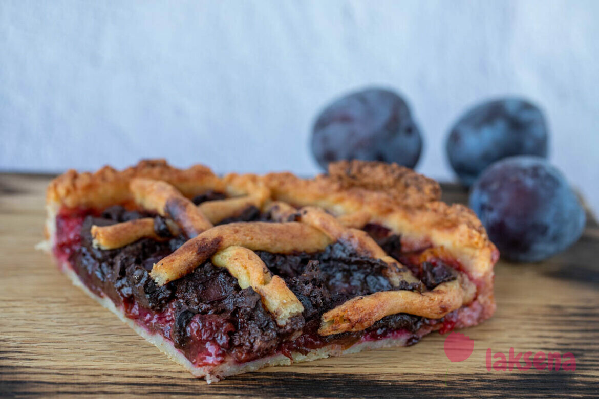 Пирог со сливами и шоколадом