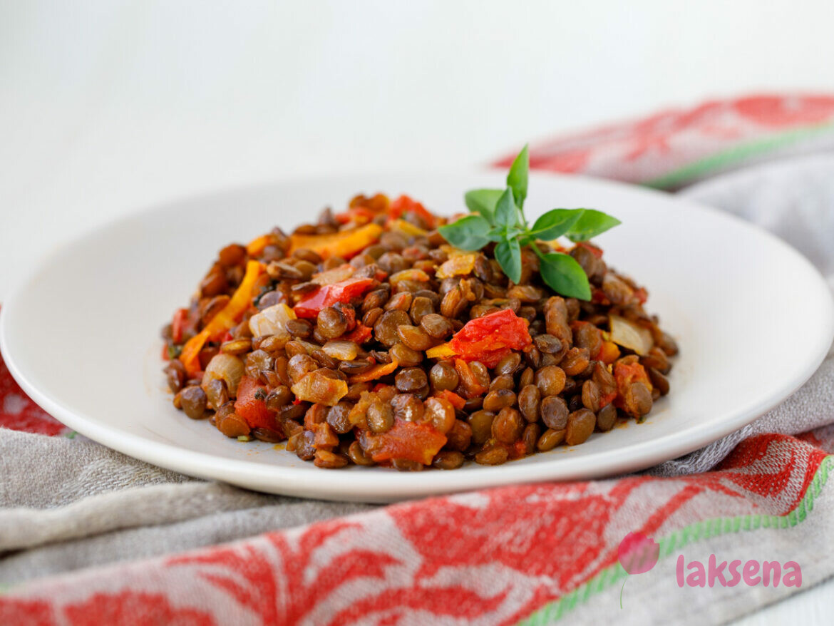 Чечевица с луком и помидорами