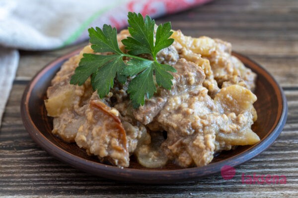 Говядина с яблоками в горшочке