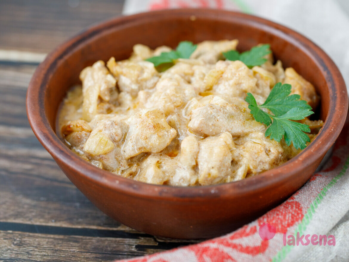 Курица в сметане на сковороде