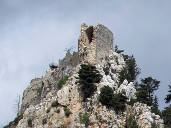 Первым пунктом нашей экскурсионной программы по Северному Кипру стал самый великолепный замок Керинии - замок святого Иллариона.