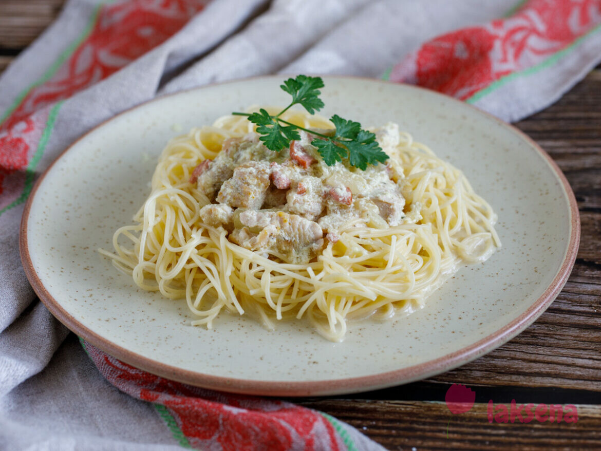 Паста с курицей в сливочном соусе