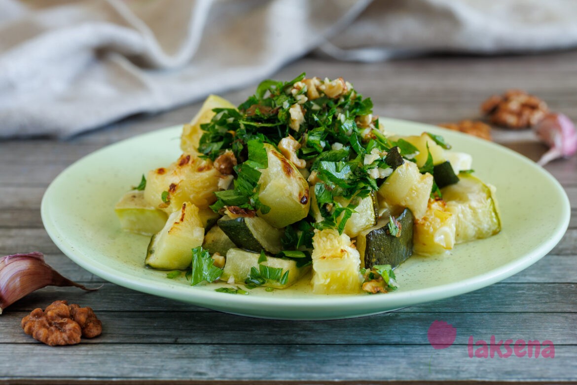 Кабачки с грецкими орехами и чесноком