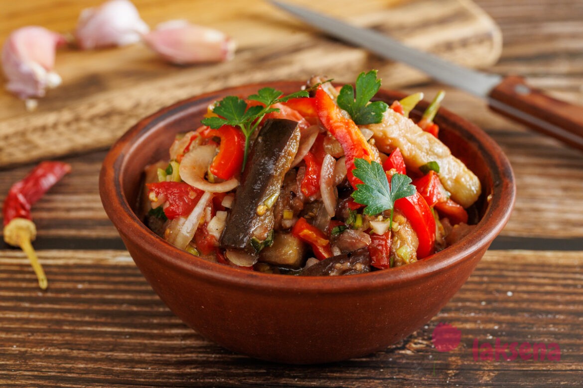 Маринованный салат из баклажанов и овощей