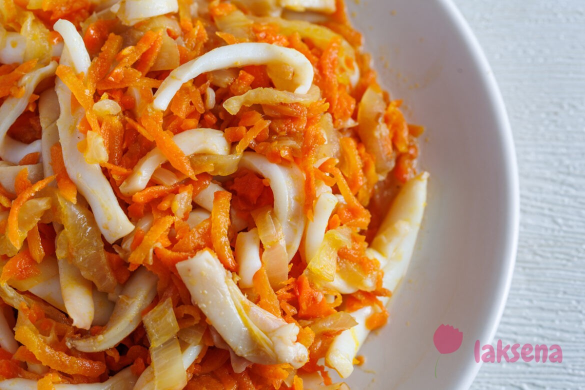Кальмары тушеные с луком и морковью