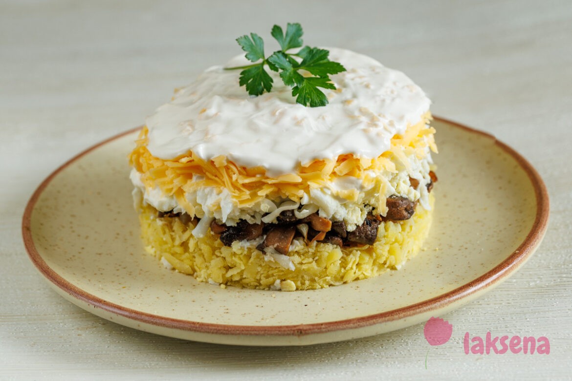 Нежный салат с жареными шампиньонами