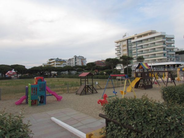 Пляж Лидо ди Езоло детская площадка