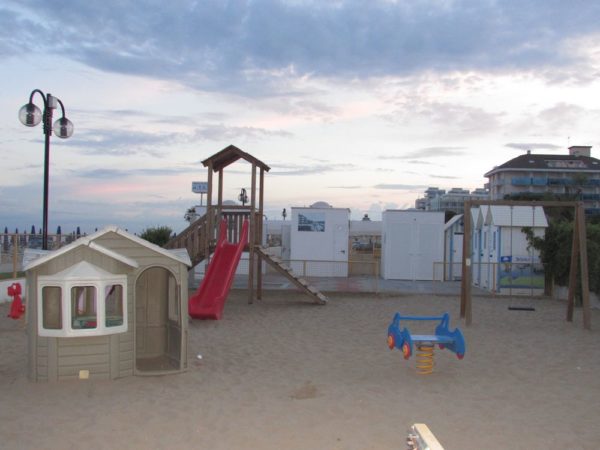 Пляж Лидо ди Езоло детская площадка