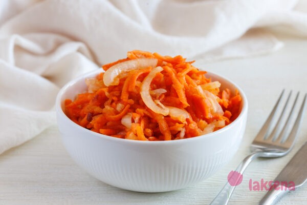 Салат из моркови с яблоком и луком