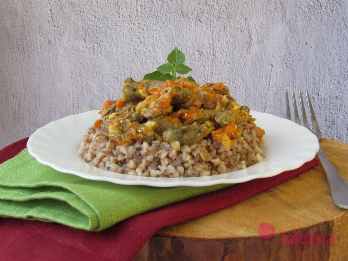 Куриные сердечки тушеные в сметане