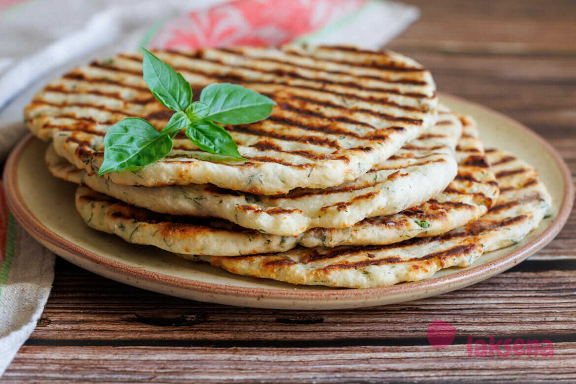 Сырная лепешка с зеленью на сковороде