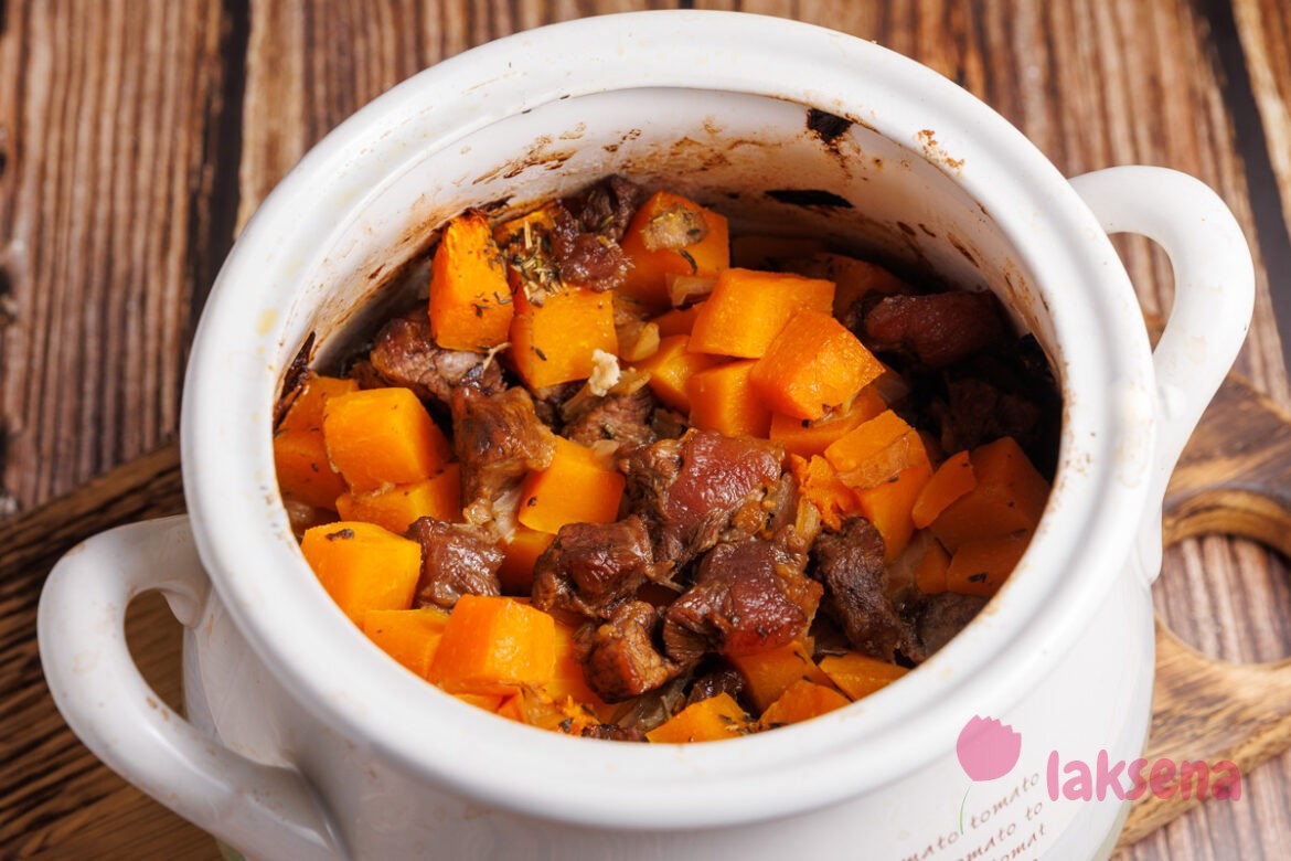 Тыква со свининой в горшочке — просто, вкусно, полезно