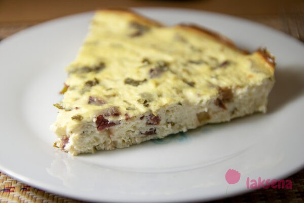 Творожная запеканка с колбасой и зеленью