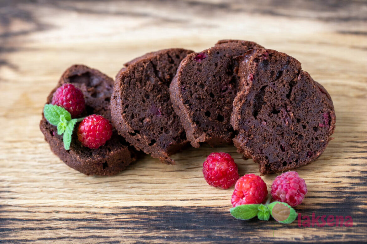 Шоколадно малиновый кекс