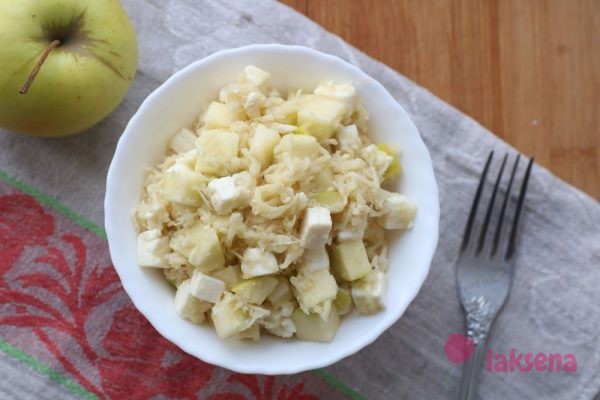 Салат из сельдерея с сыром и яблоком
