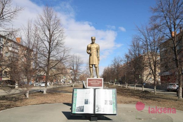 Южноуральск Памятник казаку-основателю