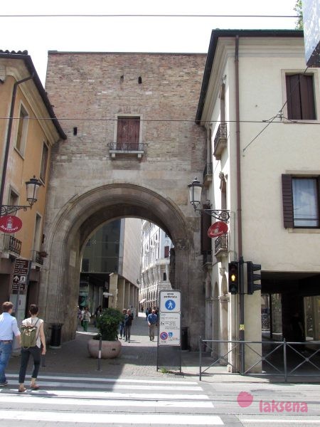 Ворота Альтинате (Porta Altinate) городские ворота падуи