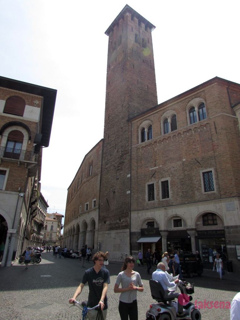 дворец и башня Старейшин (Torre degli Anziani) (1285) и дворец городского совета (Palazzo del Consiglio) падуя
