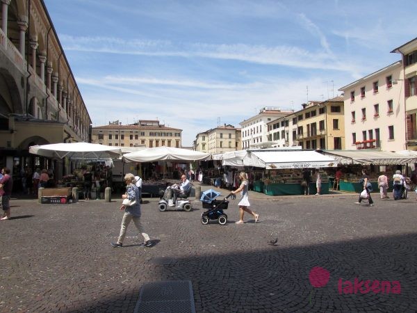 рынок на пьяцца делла Фрутто падуя город в италии