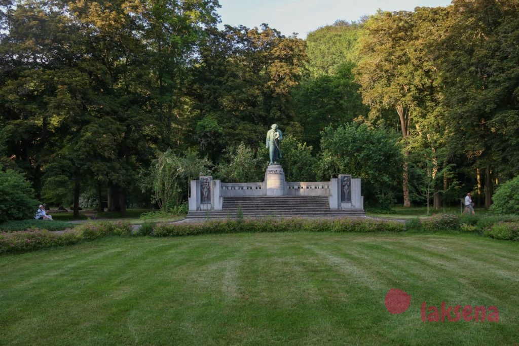 Памятник Людвигу ван Бетховену карловы вары японский сад отель ричмонд
