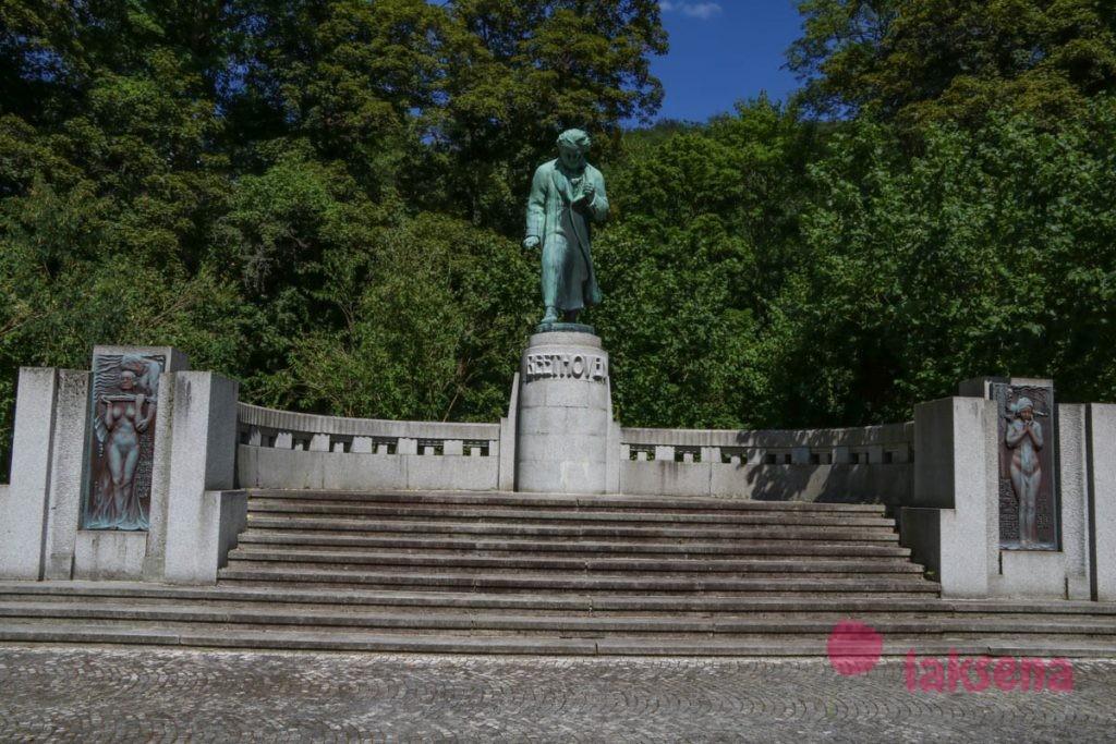Памятник Людвигу ван Бетховену карловы вары японский сад отель ричмонд