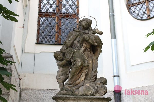 Статуя св. Яна Непомуцкого карловы вары