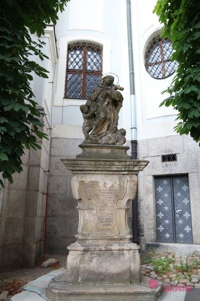 Статуя св. Яна Непомуцкого карловы вары