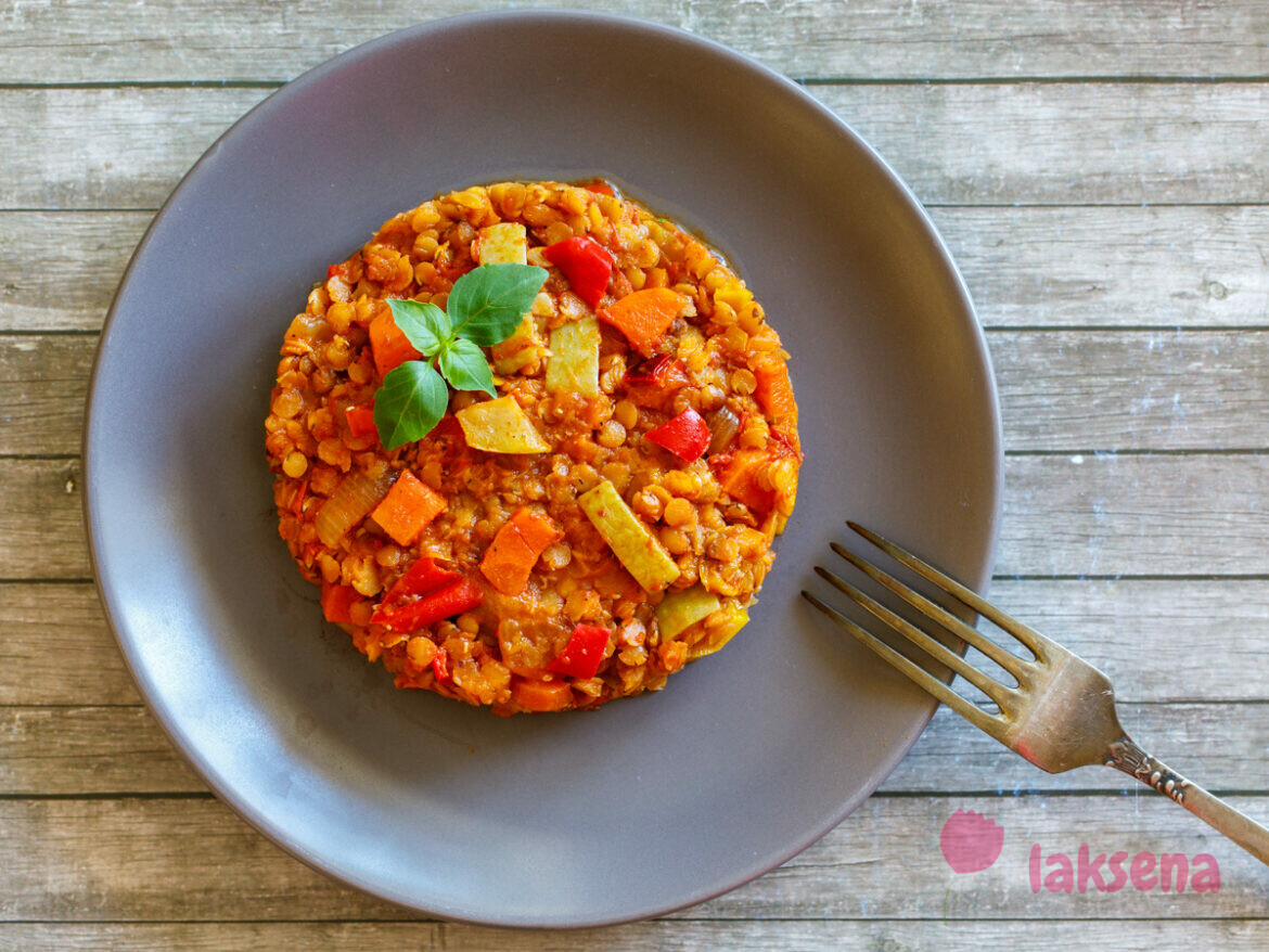 Чечевица тушеная с овощами