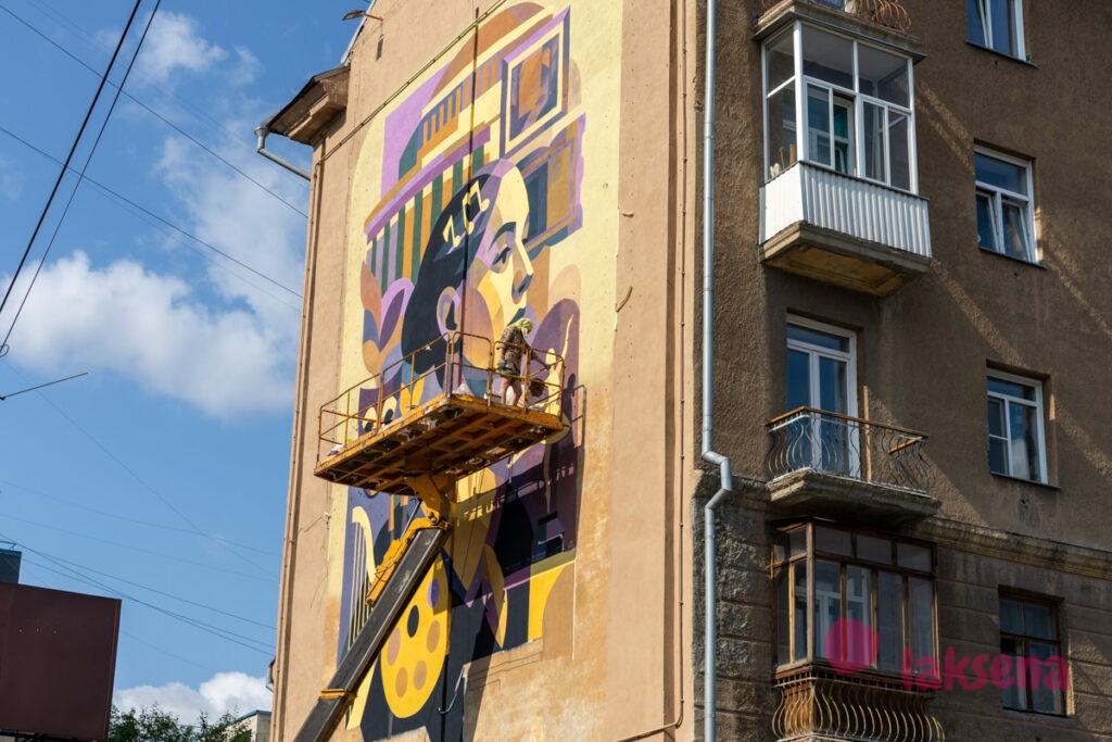 граффити муралы Новосибирск Портрет женщины - хранительницы культуры